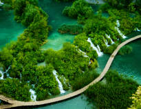 Passa även på att uppleva den UNESCO listade nationalparken Plitvice med 16 sjöar och massor av vattenfall.