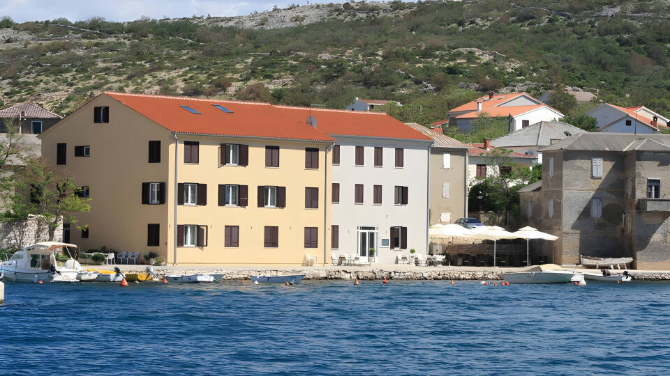 Das Hotel hat eine souveräne Lage in dem malerischen Fischerdorf Vinjerac und ist nur wenige Meter von Meer und Hafen entfernt
