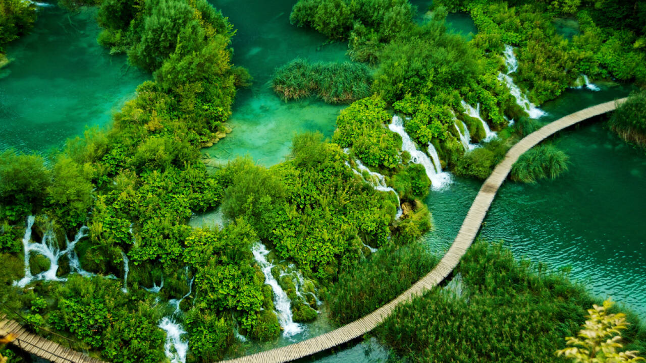 Tag på udflugt til den UNESCO-listede Plitvice Nationalpark, som omfatter 16 søer og masser af vandfald.