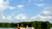 Nehmen Sie sich Zeit und genießen Sie eine Paddeltour auf einem der vielen idyllischen Seen in der Umgebung.