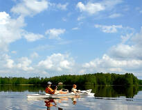 Tag et roligt øjeblik hvor I bare nyder en padletur på en af de mange idylliske søer i området.