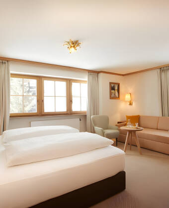 Komfortable Betten, hochwertige Materialien und stilvolle Möbel machen das 5*-Hotel einzigartig.