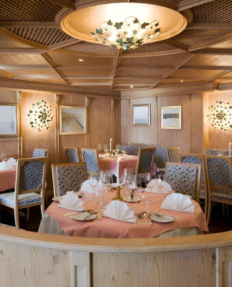 Köket i restaurangen är lika förstklassigt som hotellet, med moderna tolkningar av österrikiska klassiker som både unga och gamla njuter av.