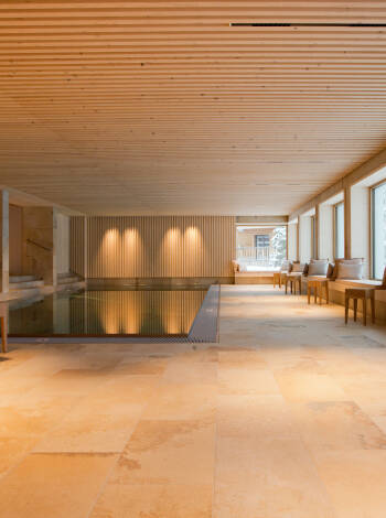 Tauchen Sie ab im Designer-Panorama-Pool im Wellnessbereich.