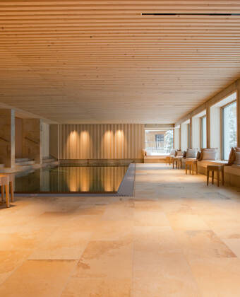 Dyk ned i designer-panoramapoolen i wellness-området.