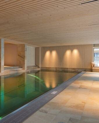 Tauchen Sie ab im Designer-Panorama-Pool im Wellnessbereich.