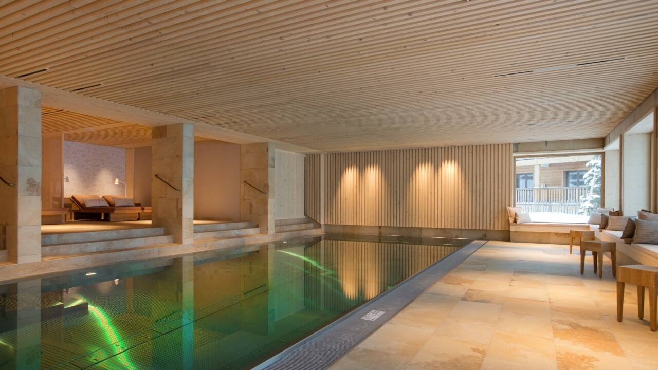 Dykk ned i designer-panoramabassenget i velværeområdet.