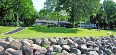 Hotel Strandparken ligger helt nede ved Holbæk Fjord, bare 1 km fra sentrum.