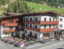 Hotellet ligger i mycket vacker natur i bergsbyn Gries, ca 1600 m ö h.