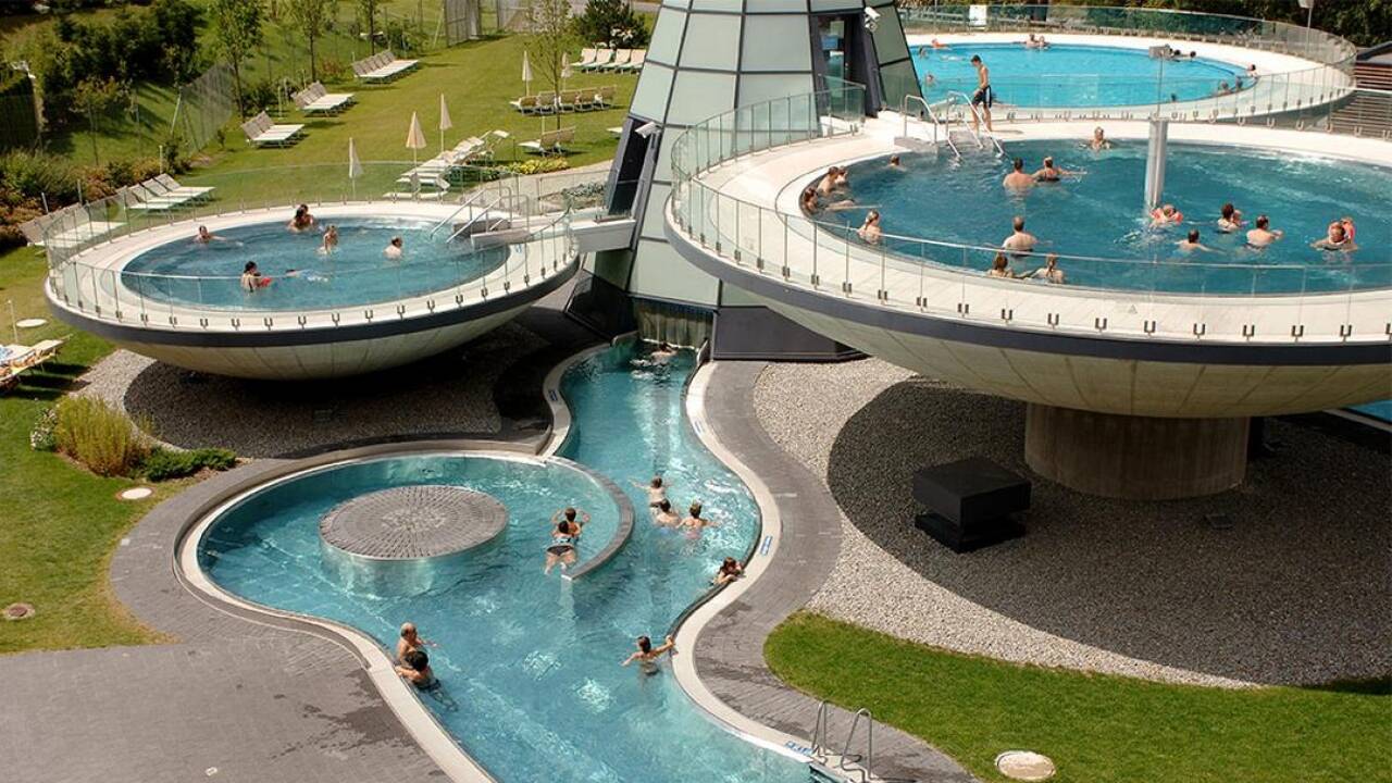 Ca. 7 km fra hotellet kan I forkæle jer selv med spabehandlinger, sauna og adskillige pools i Aqua Dome Längenfeld