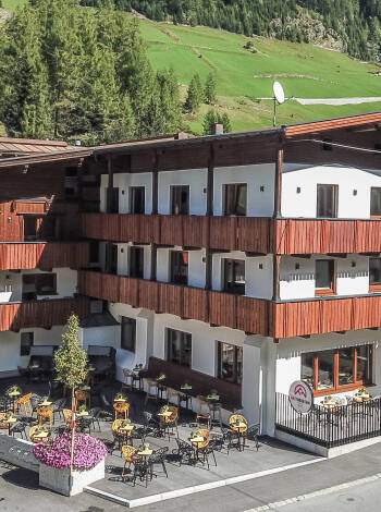 Hotellet ligger i mycket vacker natur i bergsbyn Gries, ca 1600 m ö h.