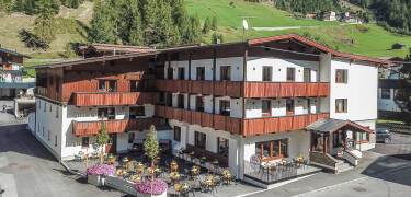 Das Hotel liegt in einer wunderschönen Gegend im Bergdorf Gries, ca. 100m über dem Meeresspiegel
