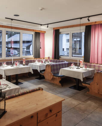 På kvällen kan ni äta middag i hotellets traditionella restaurang och ta en drink i baren.