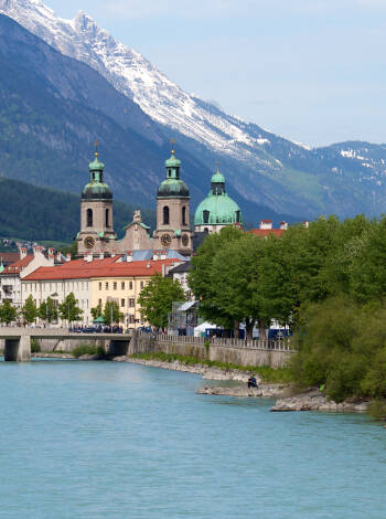 Innsbruck liegt ca. 45 Minuten im Auto vom Hotel entfernt und hier treffen Sie auf eine spannende Stadt