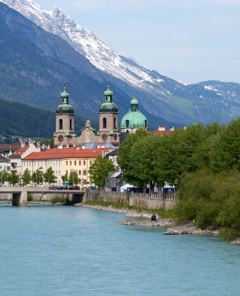 Innsbruck liegt ca. 45 Minuten im Auto vom Hotel entfernt und hier treffen Sie auf eine spannende Stadt