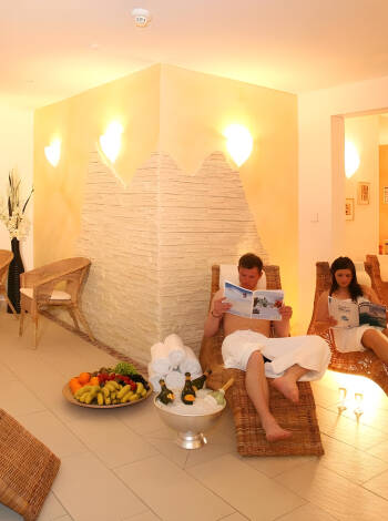 Das Hotel hat eine finnische Sauna, eine Bio Sauna, ein Erlebnisdusche und einen Relaxraum