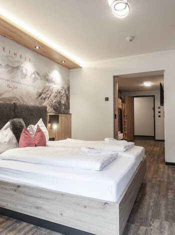Alle Zimmer sind im Tyrolerstil eingerichtet und hier können Sie sich nach einem erlebnisreichen Tag in den Bergen erholen