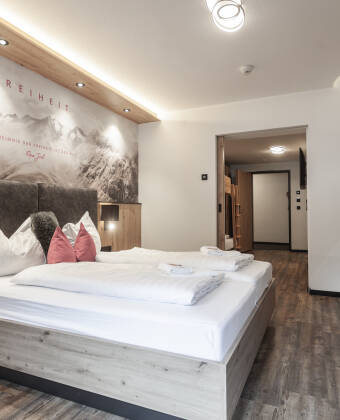 Alle Zimmer sind im Tyrolerstil eingerichtet und hier können Sie sich nach einem erlebnisreichen Tag in den Bergen erholen