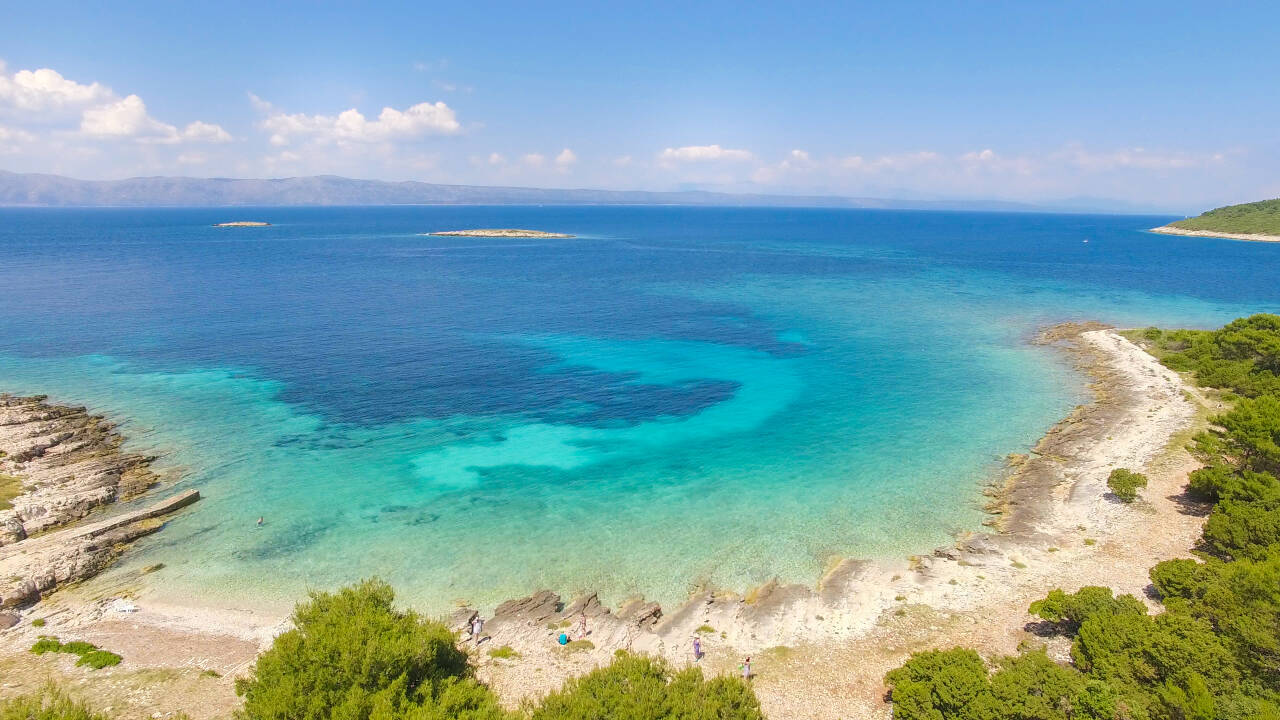 Der er smukke strande over hele øen. I kan nå hotellets strand Azzurro på fem minutter med gratis bådtaxa.