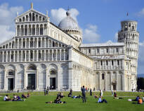 Besøg Pisa og se det Skæve Tårn, som bare er imponerende.