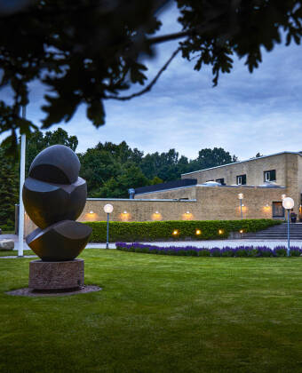 Hotellet har massor av gröna oaser och små terrasser. Det är fantastiskt att njuta av den lugna kvällsatmosfären på hotellet efter en dag full av upplevelser på Djursland