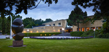 Hotellet har massor av gröna oaser och små terrasser. Det är fantastiskt att njuta av den lugna kvällsatmosfären på hotellet efter en dag full av upplevelser på Djursland