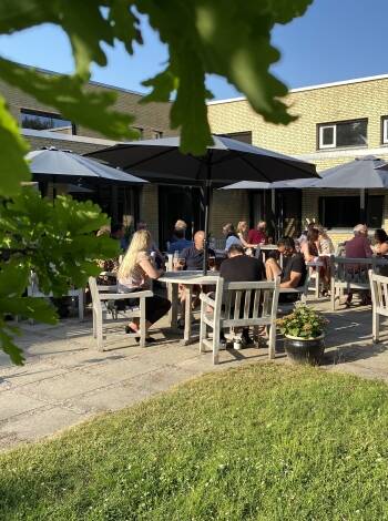 Der serveres velskænkede fadøl og dejlige vine på den hyggelige og rummelige terrasse