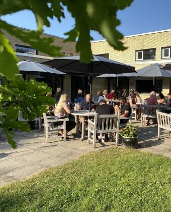 Kysthotellet har en utendørs terrasse, hvor dere kan nyte en forfriskning om været tillater det.