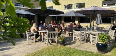 Der serveres velskænkede fadøl og dejlige vine på den hyggelige og rummelige terrasse