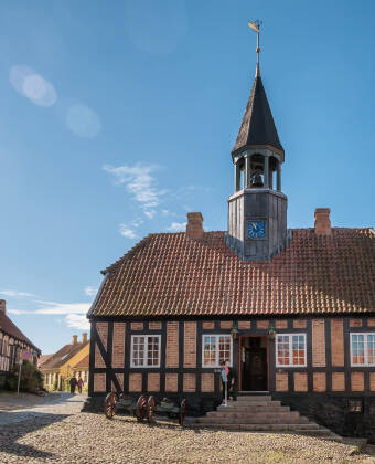Tag til Ebeltoft og nyd en slentretur rundt i byens hyggelige, brostensbelagte gader.