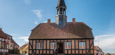 Entdecken Sie Ebeltoft und genießen Sie einen Spaziergang durch die charmanten, gepflasterten Straßen der Stadt.