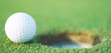 Ta et slag med Klubben under oppholdet. Hotellet ligger bare 5 km fra Grenaa Golfklubb