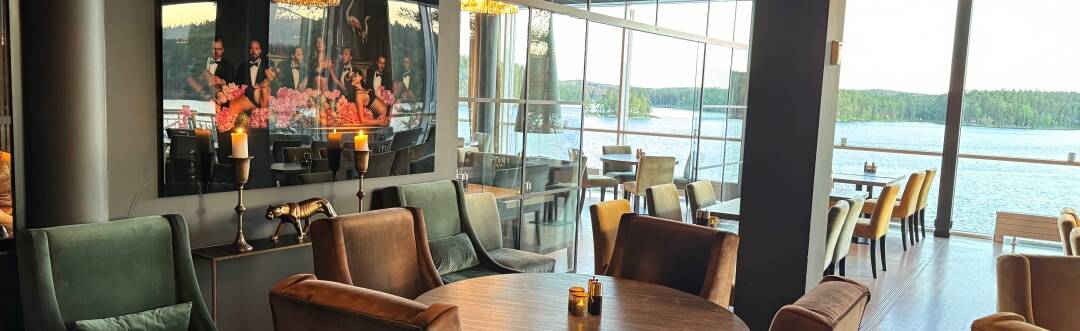 Njut av läckra säsongsbetonade rätter i hotellets restaurang, där den vackra sjöutsikten bidrar till upplevelsen.