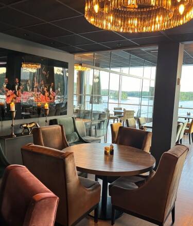 Njut av läckra säsongsbetonade rätter i hotellets restaurang, där den vackra sjöutsikten bidrar till upplevelsen.