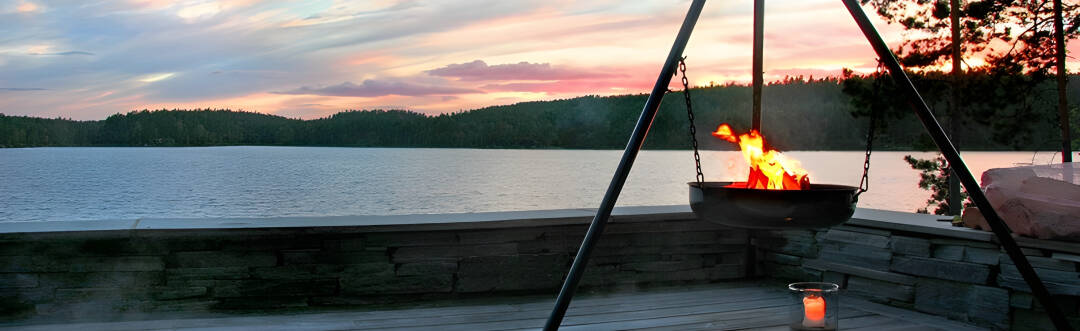 Koppla av mitt i naturen på Rømskog Spa & Resort. Ta ett dopp i en bubbelpool under bar himmel, svalka dig i en kall avsvalkningspool och detoxa i en bastu vid sjön.