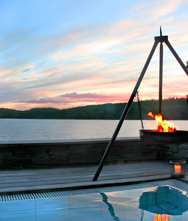 Koppla av mitt i naturen på Rømskog Spa & Resort. Ta ett dopp i en bubbelpool under bar himmel, svalka dig i en kall avsvalkningspool och detoxa i en bastu vid sjön.