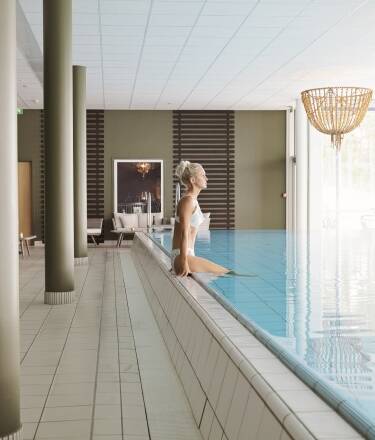 Varva ner och ladda batterierna i ett lyxigt spa med saltvattenpool inomhus, bubbelpool utomhus och bastu vid sjön.