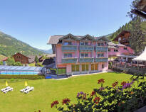 Hotellet ligger i smukke omgivelser med fantastiske muligheder for at stå på ski og  tage på vandreture i nærheden