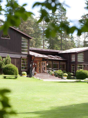 Mullsjö Hotell är idylliskt beläget precis vid Mullsjön, endast 25 km nordväst om Småland "huvudstad", Jönköping.