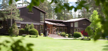 Mullsjö Hotell är idylliskt beläget precis vid Mullsjön, endast 25 km nordväst om Småland "huvudstad", Jönköping.