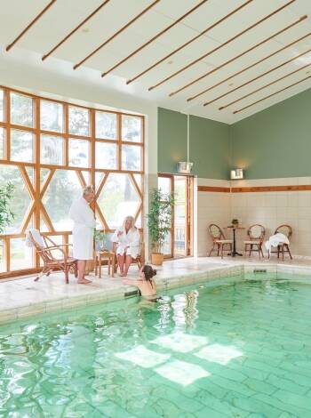 At the hotel you can enjoy the indoor swimming pool with a beautiful view of the idyllic surrounding pine forest.