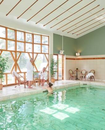 På hotellet kan I bl.a. nyde den indendørs swimmingpool med en skøn udsigt over den idylliske omgivende fyrreskov.