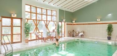På hotellet kan I bl.a. nyde den indendørs swimmingpool med en skøn udsigt over den idylliske omgivende fyrreskov.