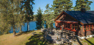 I sommerhalvåret kan dere bade i Mullsjön. Det er forfriskende om våren og herlig avkjølende om sommeren.