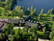 Mullsjö Hotell er idyllisk beliggende lige ned til Mullsjö, blot 27 km. nordvest for Smålands ”hovedstad”, Jönköping.
