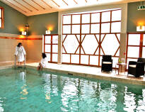 Im Hotel können Sie das Hallenbad mit herrlichem Blick auf die idyllische Umgebung und den Pinienwald genießen.