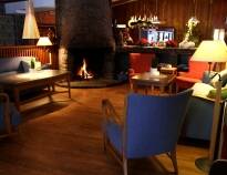 Nach einem langen und schönen Tag können Sie sich vor dem knisternden Kamin im gemütlichen Loungebereich des Hotels entspannen.