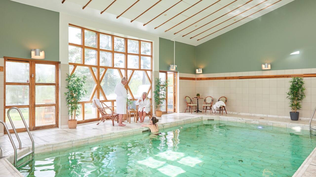 Hotellet har et flott innendørsbasseng med utsikt utover furuskogen.