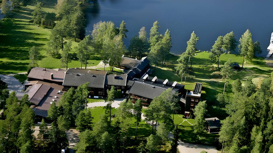 Mullsjö Hotell är idylliskt beläget precis vid Mullsjön, endast 25 km nordväst om Småland "huvudstad", Jönköping.