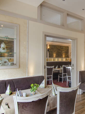 Hotellets restaurant byder på velsmagende retter i en hyggelig atmosfære.
